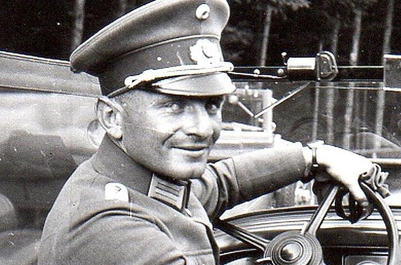 Georg Alexander Hansen als junger Offizier am Steuer seines Dienstwagens.