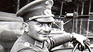 Georg Alexander Hansen als junger Offizier am Steuer seines Dienstwagens. Georg Alexander Hansen als junger Offizier am Steuer seines Dienstwagens.