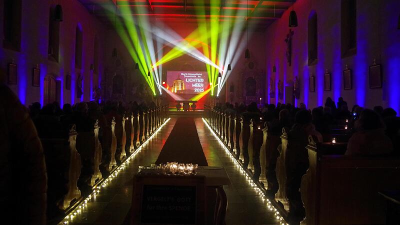 Buntes Farbenspiel: Die Pfarrkirche Mariä Himmelfahrt erstrahlt an mehreren Sonntagen im Lichtermeer. Buntes Farbenspiel: Die Pfarrkirche Mariä Himmelfahrt erstrahlt an mehreren Sonntagen im Lichtermeer.