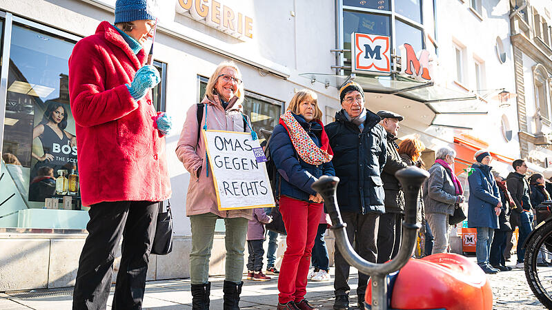 Knapp 500 Menschen waren am Samstag bei der Menschenkette f&uuml;r Demokratie und Vielfalt in Forchheim dabei.
