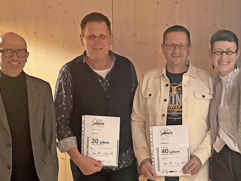 Jürgen Metz (2.v.l.) und Roland Schlereth (3.v.l.) wurden von Michael Albert (links) und Petra Albert geehrt. Jürgen Metz (2.v.l.) und Roland Schlereth (3.v.l.) wurden von Michael Albert (links) und Petra Albert geehrt.