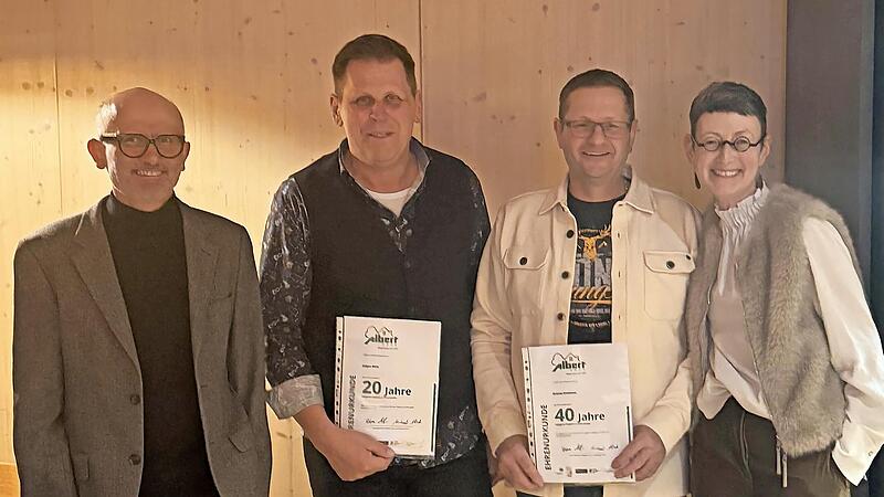 J&uuml;rgen Metz (2.v.l.) und Roland Schlereth (3.v.l.) wurden von Michael Albert (links) und Petra Albert geehrt.