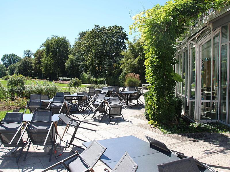 Blick ins Gr&uuml;ne: Zum Restaurant im Kongresshaus Rosengarten geh&ouml;rt auch eine Terrasse.