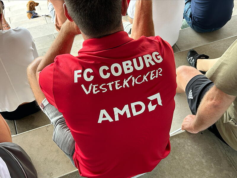 Zu Zeiten des VfB hatten die Coburger Fu&szlig;baller -passend zum damaligen Vereinswappen &ndash; den Spitznamen &bdquo;Mohrenk&ouml;pfe&ldquo;. Heute hei&szlig;t der Verein FC Coburg, und der Spitzname lautet &bdquo;Vestekicker&ldquo;.
