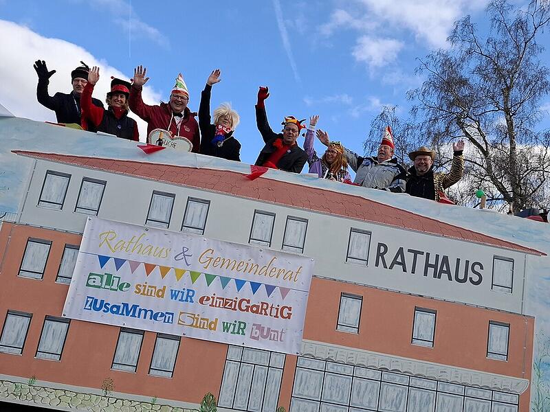 Auf dem Gemeindewagen pr&auml;sentierten sich noch einmal B&uuml;rgermeister Gerd Schneider und seine Gemeinder&auml;te, unter ihnen auch die neuen BM-Kandidaten J&uuml;rgen Reinwald (links) und Stephan Starost (rechts von ihm).
