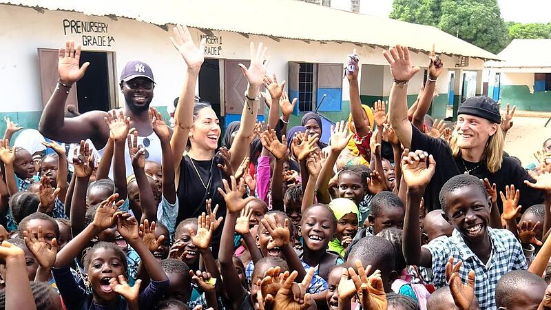 Sainey Manneh, der bis vor kurzem in Braunschweig Fußball spielte (links), leitet die Abbas Manneh Memorial Akademie, bekannt als Brufut-Sanchaba-Schule, in Gambia. Das Bamberger Team von „We Are One“(im Bild Nicole Filip und Andi Reich) unterstützt das Schulprojekt. Sainey Manneh, der bis vor kurzem in Braunschweig Fußball spielte (links), leitet die Abbas Manneh Memorial Akademie, bekannt als Brufut-Sanchaba-Schule, in Gambia. Das Bamberger Team von „We Are One“(im Bild Nicole Filip und Andi Reich) unterstützt das Schulprojekt.