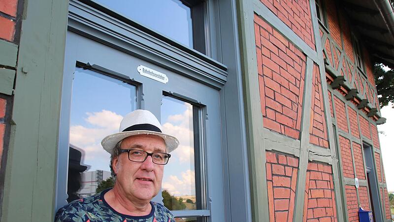 Reiner Wessels hat den Wiesenfelder Bahnhof gekauft und in den vergangenen Jahren mit viel Liebe zum Detail saniert.