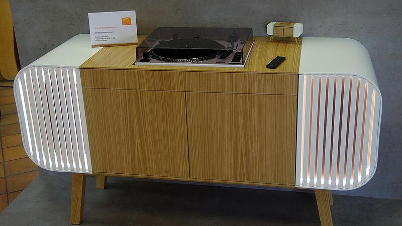 1. Platz: „Schallplattensideboard“  von Anika Flammersberger