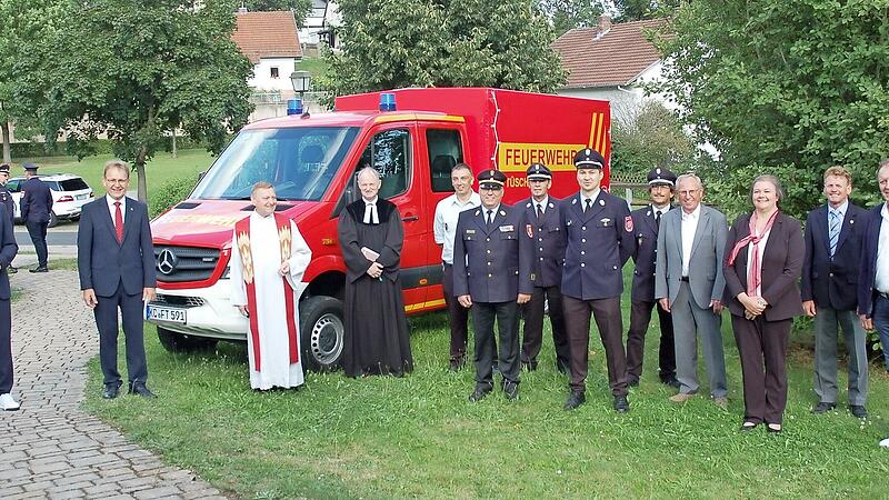 Das neue Einsatzfahrzeug der Tüschnitzer Wehr mit (von links) Landrat Klaus Löffler, Bürgermeister Bernd Rebhan, den beiden Pfarrern Norbert Lang und Reinhold König, Zweitem Vorsitzenden Michael Martin, Kreisbrandinspektor Matthias Schuhbäck, Kreisbrandmeister Markus Reischl, Kommandant Sven Gaertig, Zweitem Kommandanten Harald Fischer, Ehrenmitglied Horst Heller, Carolin Welscher (Sparkasse Kulmbach-Kronach), Manfred Pauli und Hans-Ulrich Fuchs von der Raiffeisenbank Küps Das neue Einsatzfahrzeug der Tüschnitzer Wehr mit (von links) Landrat Klaus Löffler, Bürgermeister Bernd Rebhan, den beiden Pfarrern Norbert Lang und Reinhold König, Zweitem Vorsitzenden Michael Martin, Kreisbrandinspektor Matthias Schuhbäck, Kreisbrandmeister Markus Reischl, Kommandant Sven Gaertig, Zweitem Kommandanten Harald Fischer, Ehrenmitglied Horst Heller, Carolin Welscher (Sparkasse Kulmbach-Kronach), Manfred Pauli und Hans-Ulrich Fuchs von der Raiffeisenbank Küps