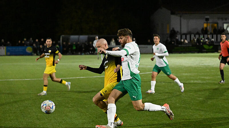 Sport Fußball Saison 2025 / 2026 Bayernliga Nord  15. Spieltag am Freitag  24.10.2025 Spielort  Neudrossenfeld  Sportpark Am Weinberg  Kunstrasenplatz  Spielbeginn 19.00 h  TSV Neudrossenfeld  gegen  SpVgg Bayern Hof Halbzeitergebnis Michael Sauerstein M