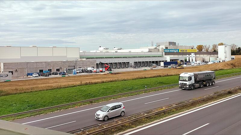 Von der Autobahnbrücke aus lassen sich die Dimensionen des Edeka-Neubaus überblicken.