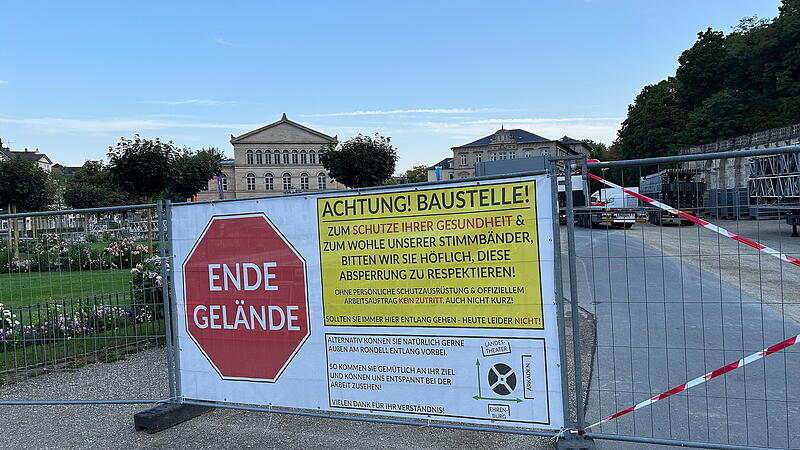 F&uuml;r Gabalier & Co.: Auf dem Coburger Schlossplatz hat der Aufbau f&uuml;r die diesj&auml;hrigen Open Airs begonnen. Mit diesem Banner wird die erforderliche Absperrung erkl&auml;rt.