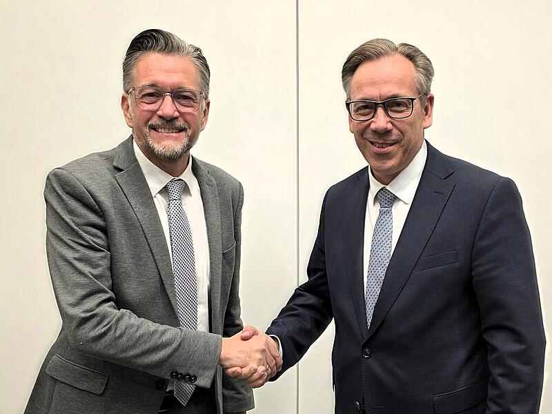 Landrat Erlangen-Höchstadt Kandidat Kasten Fischkal (FW, links) gratuliert Alexander Tritthart (CSU) zum Sieg der Stichwahl um das Amt des Landrats Erlangen-Höchstadts.