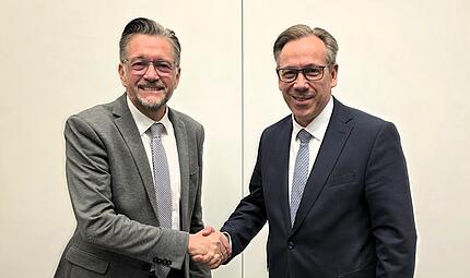 Kandidat Kasten Fischkal (FW, links) gratuliert Alexander Tritthart (CSU) zum Sieg der Stichwahl um das Amt des Landrats Erlangen-H&ouml;chstadts.