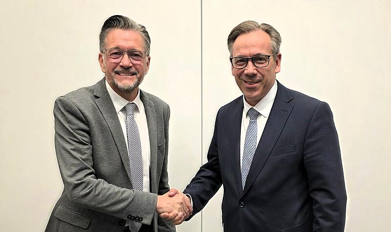 Kandidat Kasten Fischkal (FW, links) gratuliert Alexander Tritthart (CSU) zum Sieg der Stichwahl um das Amt des Landrats Erlangen-H&ouml;chstadts.