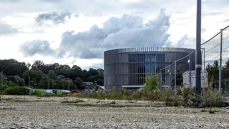 Wo inzwischen unübersehbar Unkraut wächst, sollte eigentlich schon im Juli der Bau des Parkplatzes für das Globe beginnen.