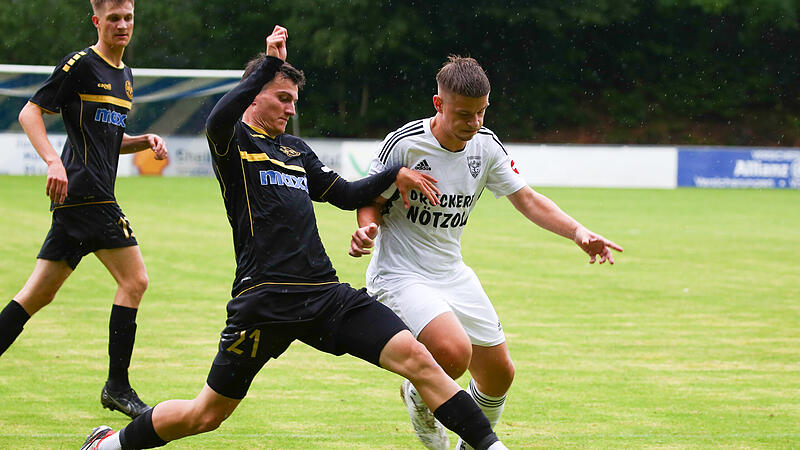 Der M&ouml;nchr&ouml;dener Noah B&uuml;chner (rechts) im Testspiel gegen die SpVgg Bayreuth II.