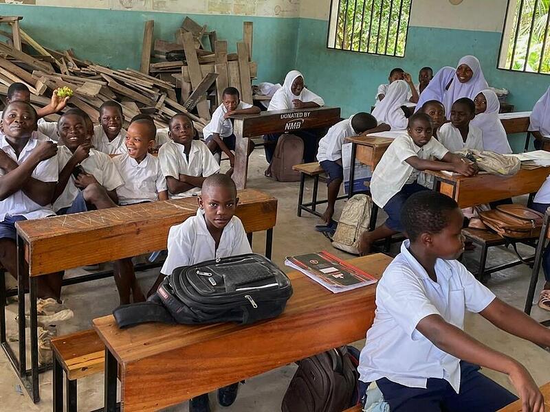 In der Grundschule Kibululu musste das Dach erneuert werden. Es hatte faustgro&szlig;e L&ouml;cher, Unterricht war zeitweise unm&ouml;glich.