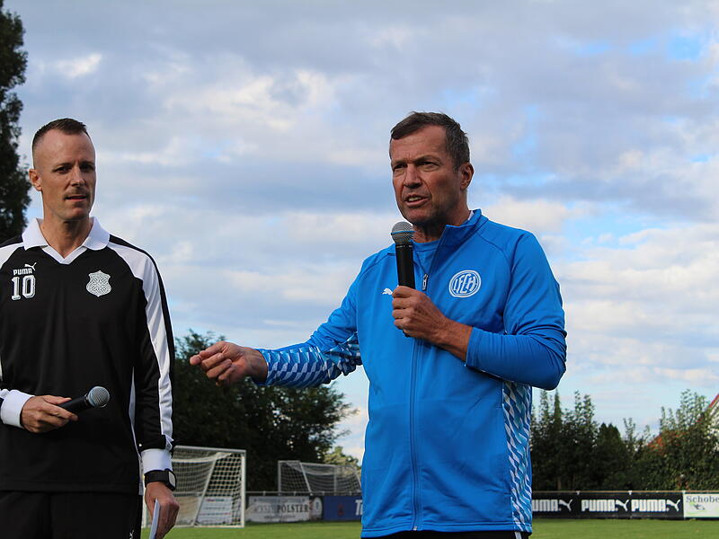 Lothar Matth&auml;us (re.) hat sich bei seinem Jugendklub FC Herzogenaurach den Nachwuchsspielern in f&uuml;nf Disziplinen gestellt.