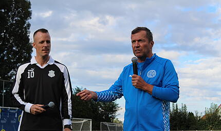 Lothar Matth&auml;us (re.) hat sich bei seinem Jugendklub FC Herzogenaurach den Nachwuchsspielern in f&uuml;nf Disziplinen gestellt.