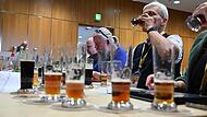 Jede Menge Bierproben: Was in den Mund der Juroren kommt, wird hinuntergeschluckt.Forchheim & Fränkische Schweiz Jede Menge Bierproben: Was in den Mund der Juroren kommt, wird hinuntergeschluckt.Forchheim & Fränkische Schweiz