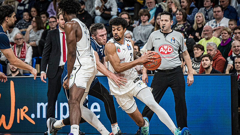 Ibrahim Watson (mit Ball) streift seinen ehemaligen College-Kollegen Ryan Mikesell ab.