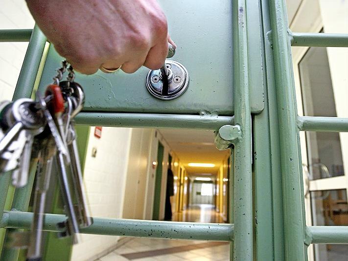 Hinter Gittern Geld verdienen – diesen ungewöhnlichen Wunsch äußerte ein Angeklagter vor Gericht, nachdem er einen ihm unbekannten Mann mit einem Messer verletzt hatte.