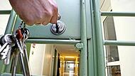 Hinter Gittern Geld verdienen – diesen ungewöhnlichen Wunsch äußerte ein Angeklagter vor Gericht, nachdem er einen ihm unbekannten Mann mit einem Messer verletzt hatte.