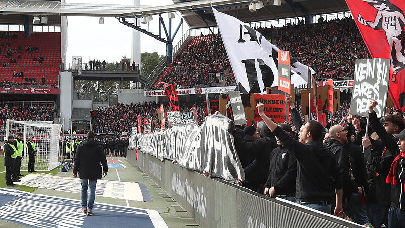 Club-Fans protestieren im Innenraum w&auml;hrend des Spiels mit einem Spruchband und Fahnen gegen die DFL.