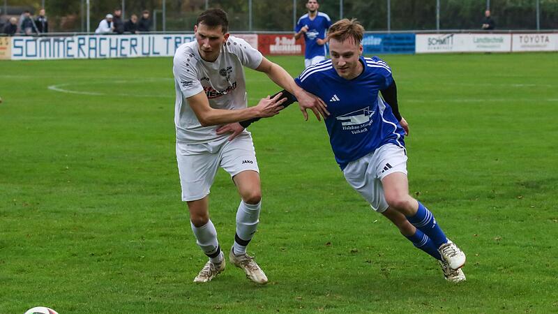 Tobias Spengler (links, E&szlig;leben) und Nico Bienert (Nordheim) im Duell um den Ball