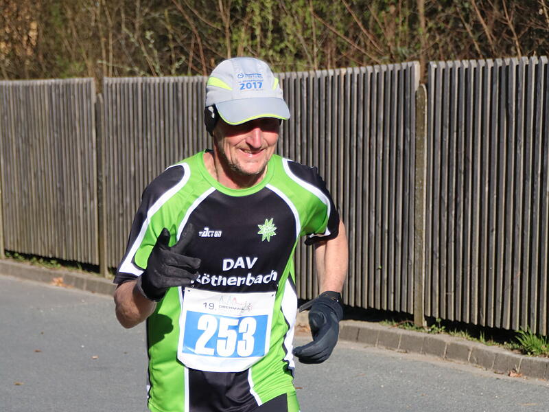 Strahlender Sonnenschein, aber nur niedrige Plusgrade erwartete die L&auml;ufer beim 19. Obermain-Marathon rund um Bad Staffelstein. Die Marathon-Strecke f&uuml;hrte wieder an den beiden Wahrzeichen der Kurstadt, dem Kloster Banz und der Basilika Vierzehnheiligen vorbei.