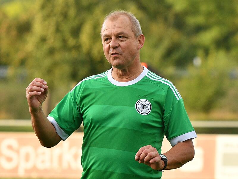 Mit viel Schwung bei der neuen Aufgabe: Jürgen Holzheid am Donnerstag beim ersten Training mit dem TSV Gleußen.