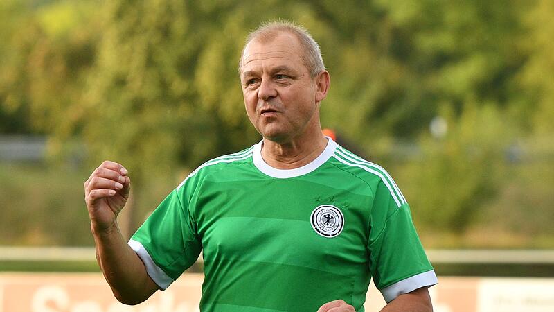 Mit viel Schwung bei der neuen Aufgabe: Jürgen Holzheid am Donnerstag beim ersten Training mit dem TSV Gleußen. Mit viel Schwung bei der neuen Aufgabe: Jürgen Holzheid am Donnerstag beim ersten Training mit dem TSV Gleußen.