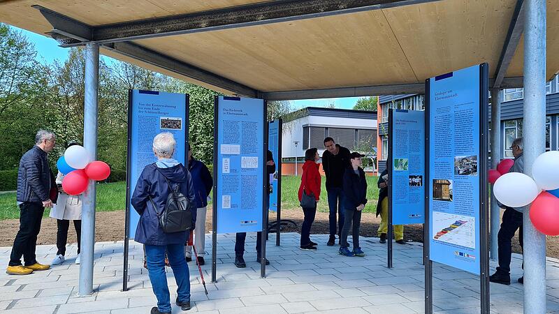 Die ersten Besucher informieren sich im neuen Pvaillon.Forchheim & Fränkische Schweiz