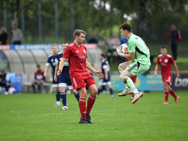 Der Dampfacher Keeper Noah Mack ist vor dem Lichtenfelser Torschützen Maximilian Pfadenhauer am Ball.