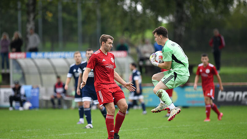 Der Dampfacher Keeper Noah Mack ist vor dem Lichtenfelser Torschützen Maximilian Pfadenhauer am Ball.