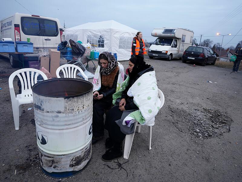 Zwei Frauen aus Kiew w&auml;rmen sich am Grenz&uuml;bergang in Medyka, Polen, auf der Flucht vor der russischen Invasion fliehen. Seit Beginn der russischen Invasion in die Ukraine sind nach Angaben der Vereinten Nationen bereits eine Million Menschen aus dem angegriffenen Land geflohen.