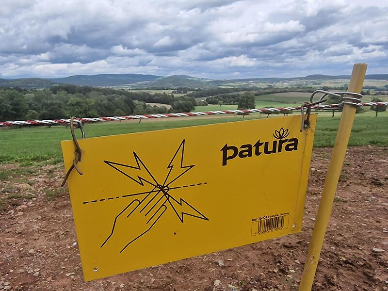 Wanderer und Spaziergänger werden alle 200 Meter durch solch ein Schild vor dem Elektrozaun gewarnt. Wanderer und Spaziergänger werden alle 200 Meter durch solch ein Schild vor dem Elektrozaun gewarnt.
