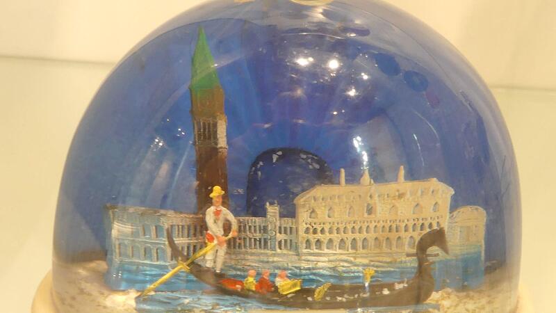 Der Sammler Josef Kardinal hat Tausende von Schneekugeln in seiner Sammlung. Bei ihm schneit es auch in Venedig. Der Sammler Josef Kardinal hat Tausende von Schneekugeln in seiner Sammlung. Bei ihm schneit es auch in Venedig.