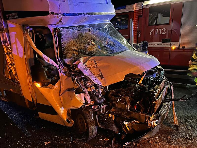 Die Fahrzeugfront wurde demoliert,  de Fahrer kam mit mittelschweren Verletzungen davon.