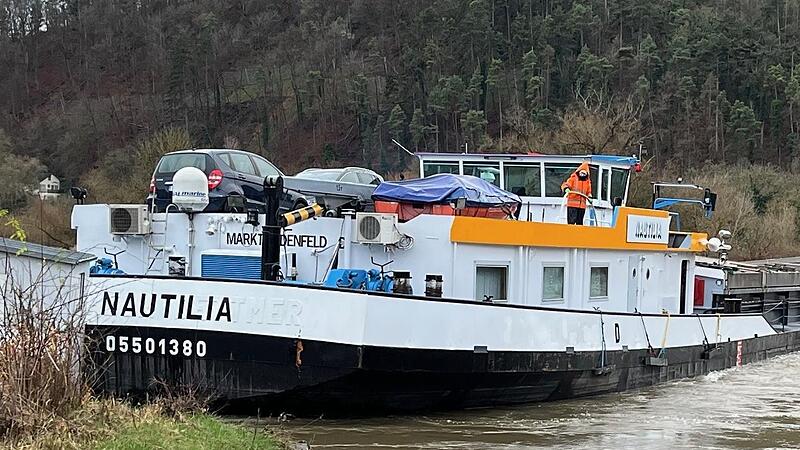 Kein Durchkommen mehr: Die &bdquo;Nautilia&ldquo; ist beim Verlassen des Schwenk-Hafens von der Str&ouml;mung erfasst worden und hat sich gedreht. Nun blockiert sie den Main bei Karlstadt.