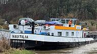 Kein Durchkommen mehr: Die „Nautilia“ ist beim Verlassen des Schwenk-Hafens von der Strömung erfasst worden und hat sich gedreht. Nun blockiert sie den Main bei Karlstadt.