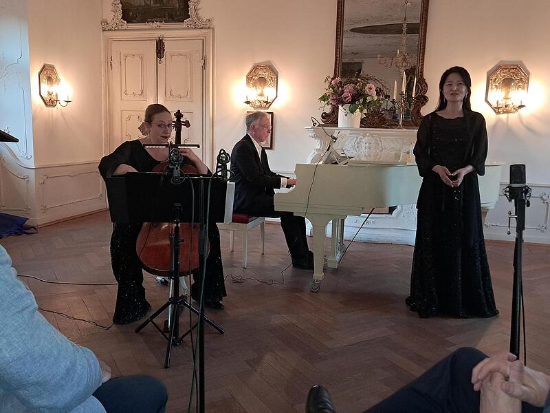 Im Bild (v. l.) Ulrike Maria Gossel, Tobias Hartlieb und Sung-Ah Kim beim Liederabend in Mitwitz.
