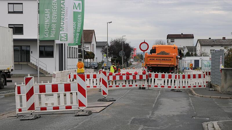 Ein Teilstück der Straße Am Goldenen Feld ist infolge des Wasserrohrbruchs gesperrt. Ende der Woche sollen die Leitung und die Fahrbahn repariert sein. Ein Teilstück der Straße Am Goldenen Feld ist infolge des Wasserrohrbruchs gesperrt. Ende der Woche sollen die Leitung und die Fahrbahn repariert sein.