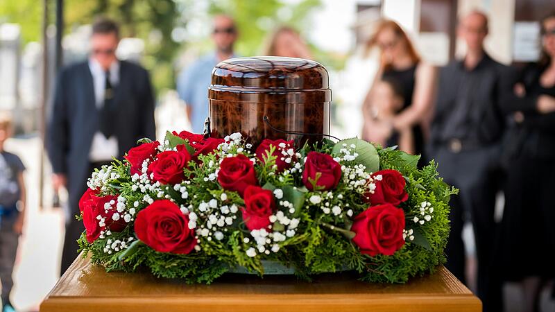 Bei Beerdigungsterminen zeigen sich Pfarreien und Kirchengemeinden im Landkreis Kitzingen flexibel – solange sie unter der Woche stattfinden. Bei Beerdigungsterminen zeigen sich Pfarreien und Kirchengemeinden im Landkreis Kitzingen flexibel – solange sie unter der Woche stattfinden.