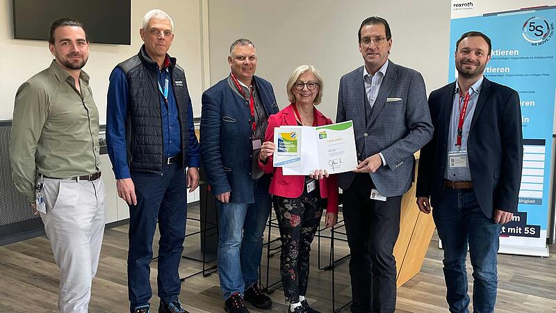 Mit der neuen Zertifizierung erf&uuml;llt das Rexroth-Werk in Volkach moderne Umwelt-Standards (von links): Wertstromleiter Max Henneberg, Leiter Arbeitssicherheit, Brand- u. Umweltschutz Dirk Hartmann (beide Bosch Rexroth), Volkachs B&uuml;rgermeister Heiko B&auml;uerlein, stv. Landr&auml;tin Susanne Knof, Kaufm&auml;nnischer Leiter Lineartechnik von Bosch Rexroth Pablo Catal&aacute;n und Wirtschaftsf&ouml;rderer des Landkreises Kitzingen Frank Albert.