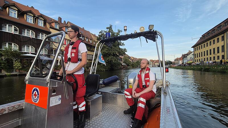 Sandkerwa-Einsatz in Bamberg f&uuml;r Bootsf&uuml;hrer Tobias Christa und J&uuml;rgen Schaad: Die Wasserwacht patrouilliert mit dem Boot &uuml;ber die Regnitz