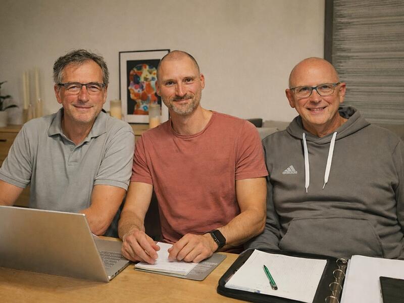 Coburger Mohr Michael Prusnat, Wilfried Weibelzahl und Daniel Hofmann treffen sich seit Mai 2025 regelmäßig, inzwischen sogar wöchentlich, um alle Fäden zusammenzuführen.
