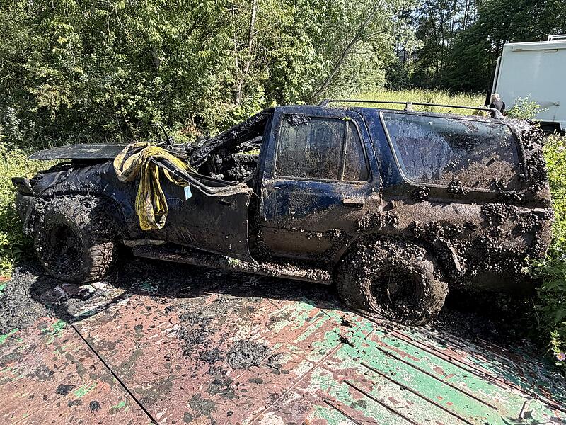 Ein gestohlenes Auto wurde in Forchheim nach zwei Jahrzehnten aus dem Main-Donau-Kanal geborgen.