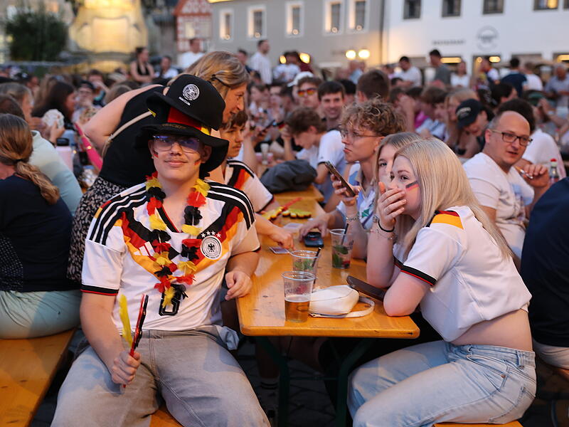 Die Fans auf dem Kulmbacher Marktplatz waren in Feierlaune, doch nach dem ersten Tor versteinerten die Gesichter. Denn Deutschland entt&auml;uschte.